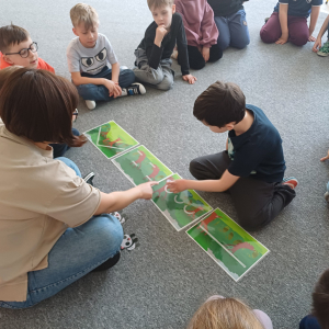 Chłopiec wymawia dźwięki według symboli pokazanych na obrazku