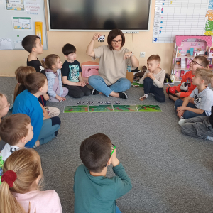 Pani Logopeda pokazuje jak prawidłowo wymawiać dźwięki według symboli na obrazkach