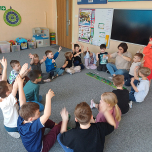 Dzieci trzymają ręce w górze