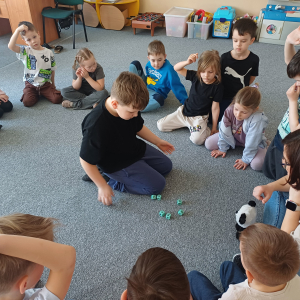 Chłopiec układa historyjke z kostek