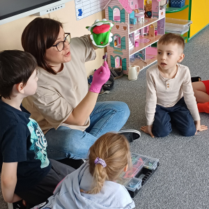 Pani Magda pokazuje jak wygląda jama ustna i zęby u Smoczusia