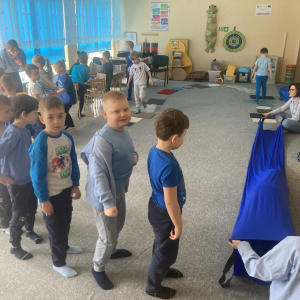 Dzieci przechodzą po ścieżce sensorycznej