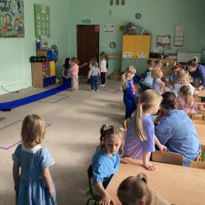 Dzieci przechodzą po ścieżce sensorycznej