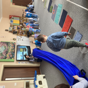 Dzieci przechodzą po ścieżce sensorycznej