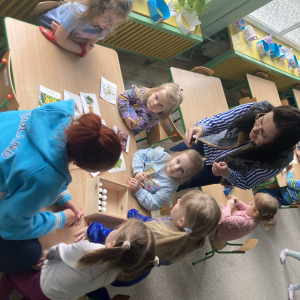 Dzieci wąchają różne zapachy