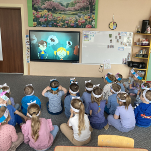 Dzieci oglądają film