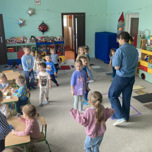 Dzieci przechodzą po ścieżce sensorycznej