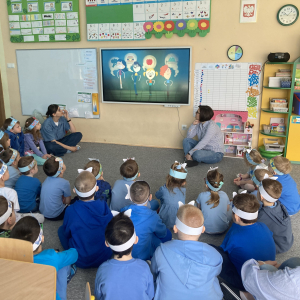 Dzieci oglądają film