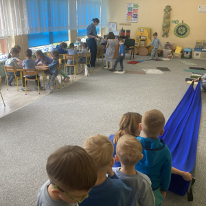 Dzieci przechodzą po ścieżce sensorycznej