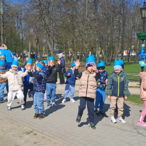 Dzieci biorą udział w rozgrzewce