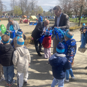 Dzieci otrzymują medale