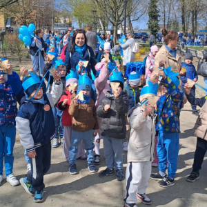 Dzieci pokazują medale