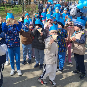 Dzieci pokazują medale