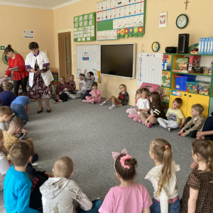 Dzieci otrzymują od pani pielęgniarki kolorowanki