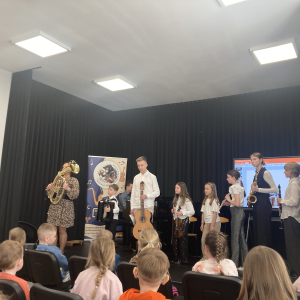 Wszyscy uczestnicy występu na scenie