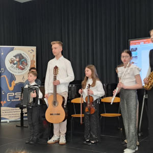 Wszyscy uczestnicy występu na scenie