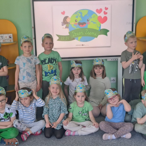 Zdjęcie grupowe dzieci w opaskach z okazji dnia ziemi.