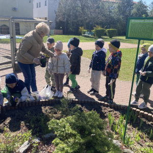 Dzieci sadzą kwiaty w ogródku