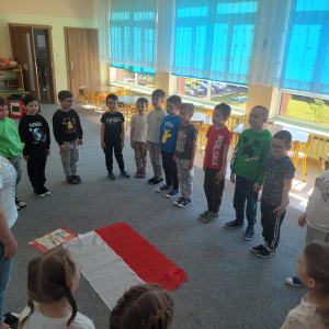 Pszczółki śpiewają Hymn Polski