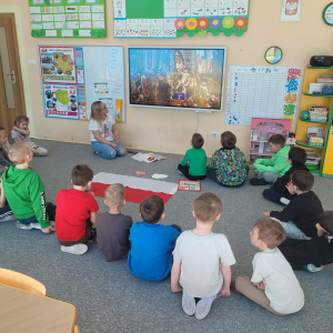Pszczółki oglądają film edukacyjny o ustanowieniu Konstytucji 3 Maja