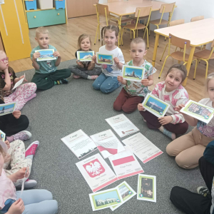 Jagody rozmawiają o miastach leżących w Polsce i ich ważnych miejscach