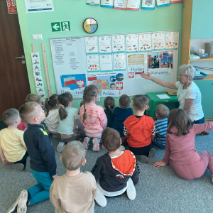 Krasnale rozmawiają o symbolach narodowych i o ważnych miejscach w Polsce