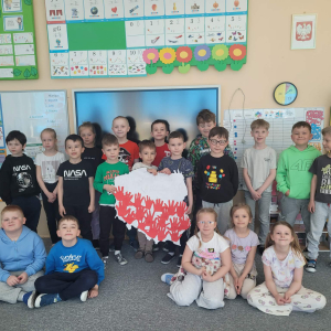 Pszczółki trzymają mapę Polski w barwach narodowych, którą wykonały na zajęciach plastycznych