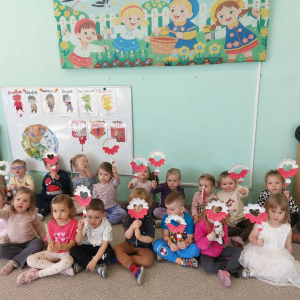 Biedronki trzymają kwiaty w barwach narodowych
