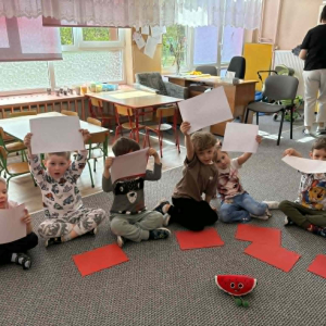 Muchomorki trzymają w górze białe kartki