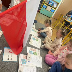 Jagódki na podstawie wyrazu flaga poznają literkę "f"