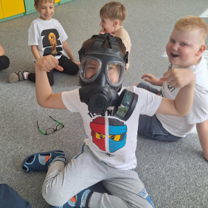 Chłopiec przymierza maskę przeciwgazową