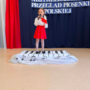 Dziewczynka śpiewa