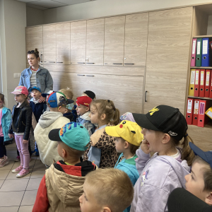 Dzieci w budynku straży pożarnej