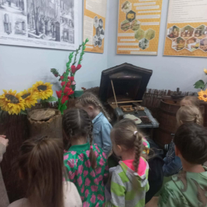 Dzieci oglądają wystawę w muzeum 