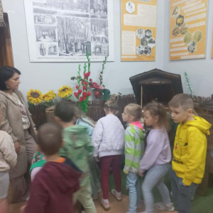 Dzieci oglądają wystawę w muzeum 
