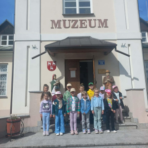 Zdjęcie grupowe dzieci przed budynkiem Muzeum.