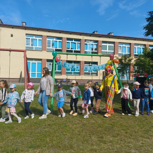 Dzieci tańczą przy muzyce