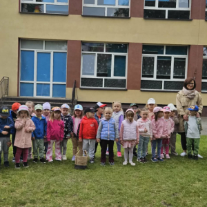 Zdjęcie grupowe dzieci z alpakami