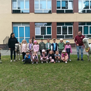 Zdjęcie grupowe dzieci z alpakami