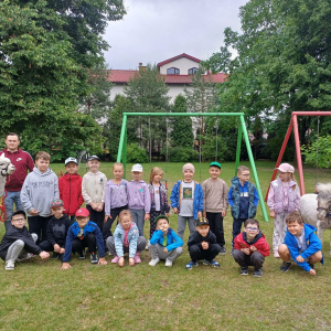 Zdjęcie grupowe dzieci z alpakami