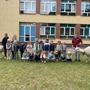Zdjęcie grupowe dzieci z alpakami