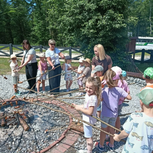 Dzieci i Panie pieką kiełbaski