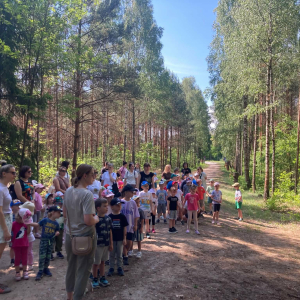 Dzieci i Panie idą i słuchaja leśne ciekawostki 