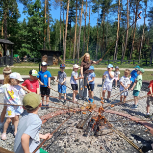 Dzieci i Panie pieką kiełbaski