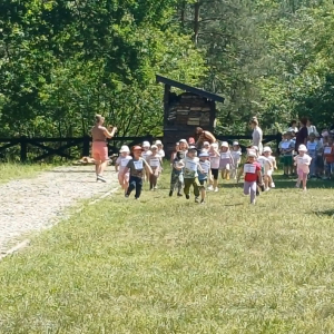 Dzieci biegną 