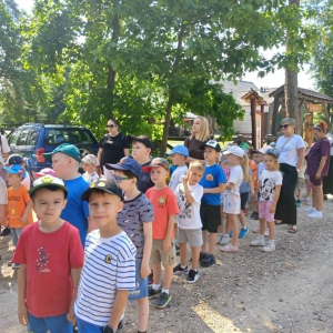 Dzieci i Panie słuchają ciekawostek na temat Rezerwatu Jata
