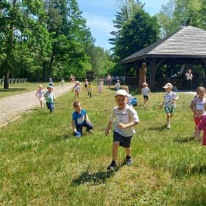 Dzieci biegną