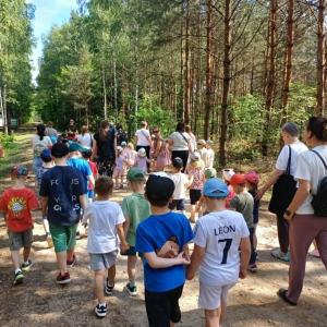 Dzieci i Panie idą i słuchaja leśne ciekawostki 