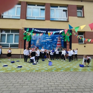 Dzieci na koniec piosenki rzucają biretki