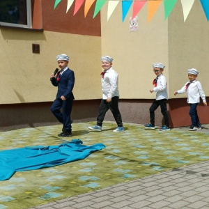 Dzieci wchodzą na scene śpiewając piosenkę
